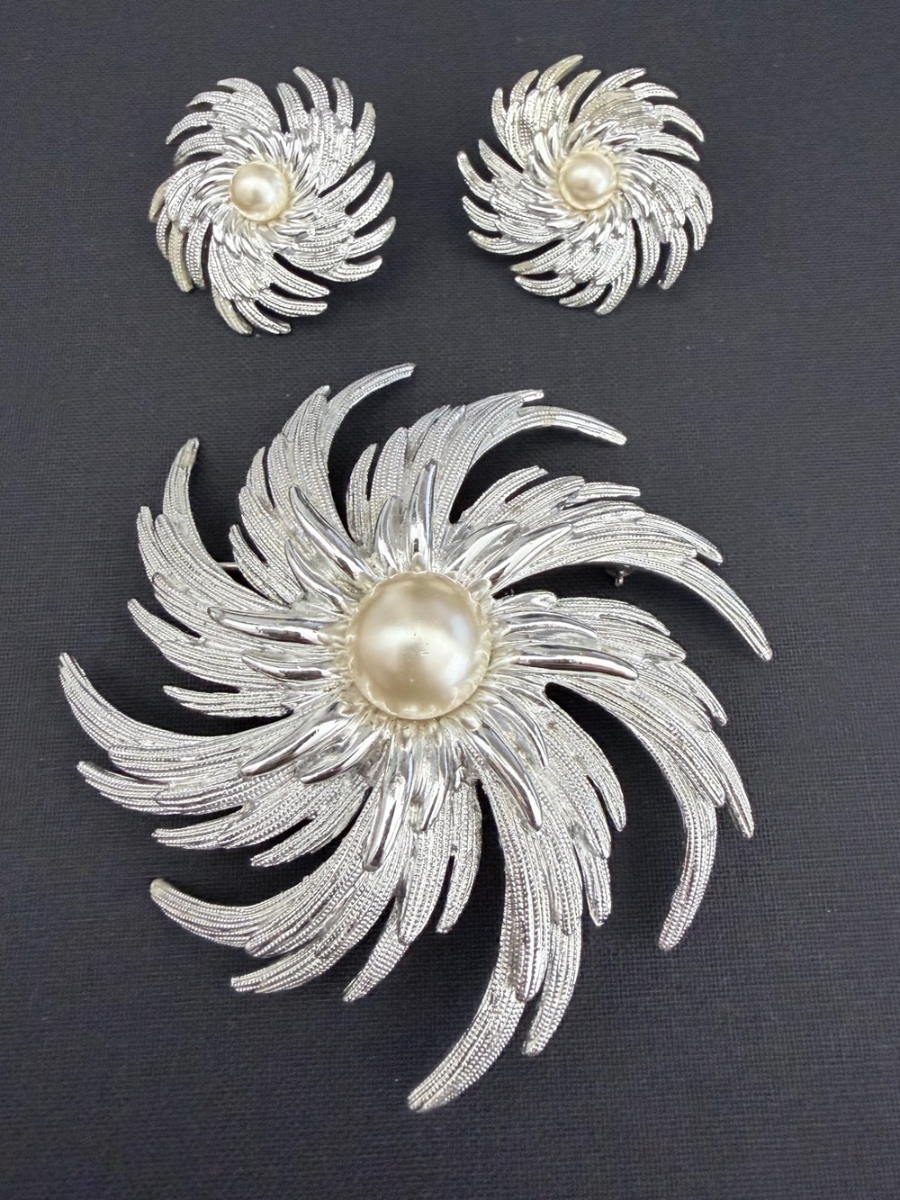 Sarah Coventry Vintage Silver Tone Pearl Whirlwind Brooch & Clip On Earrings Set